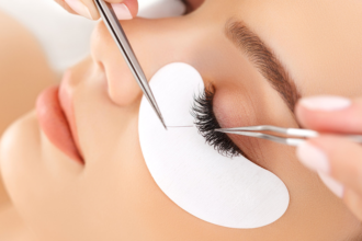 Natural Eyelash Growth: Achieving Longer, Healthier Lashes Naturally