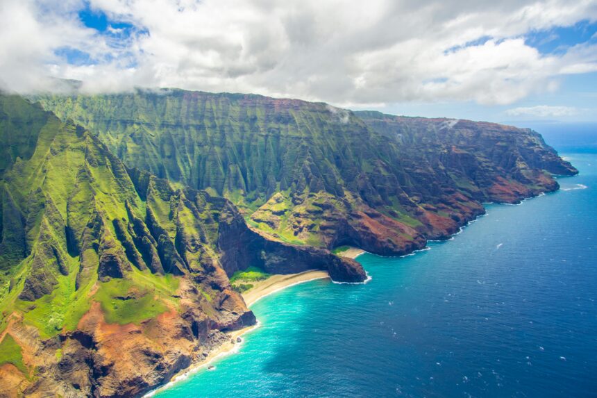 Adventure_Awaits_Exploring_the_Hawaiian_Islands