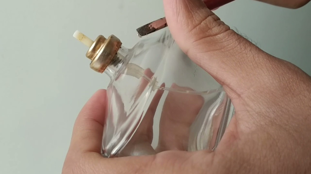 How to Open a Perfume Bottle Without Breaking It