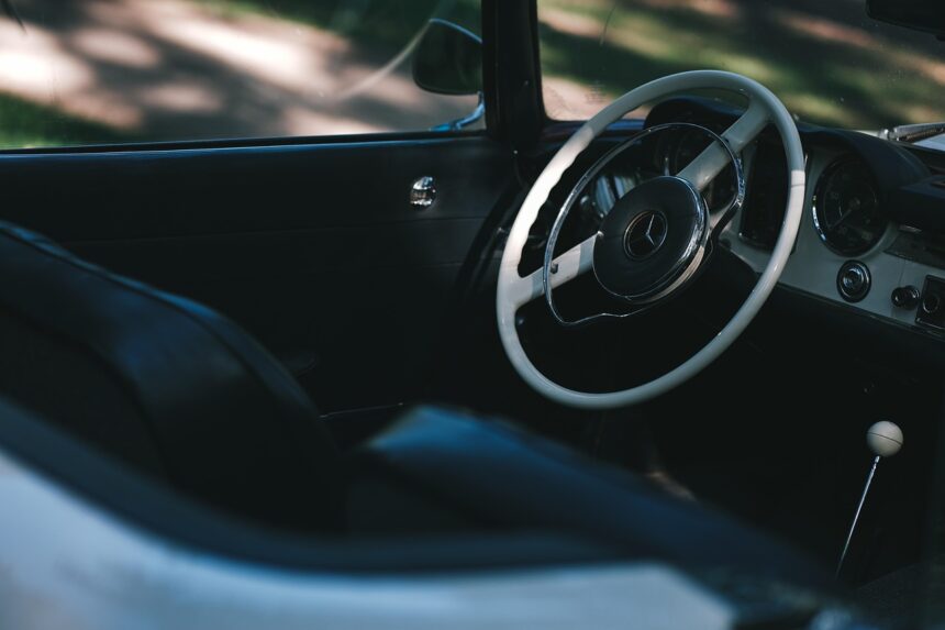https://pixabay.com/photos/steering-wheel-mercedes-automobile-7417390/