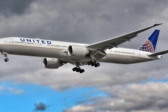 united airlines flight emergency landing